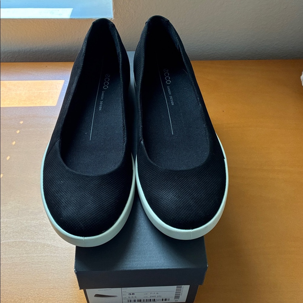Ecco Women's Black and Off-White Flats